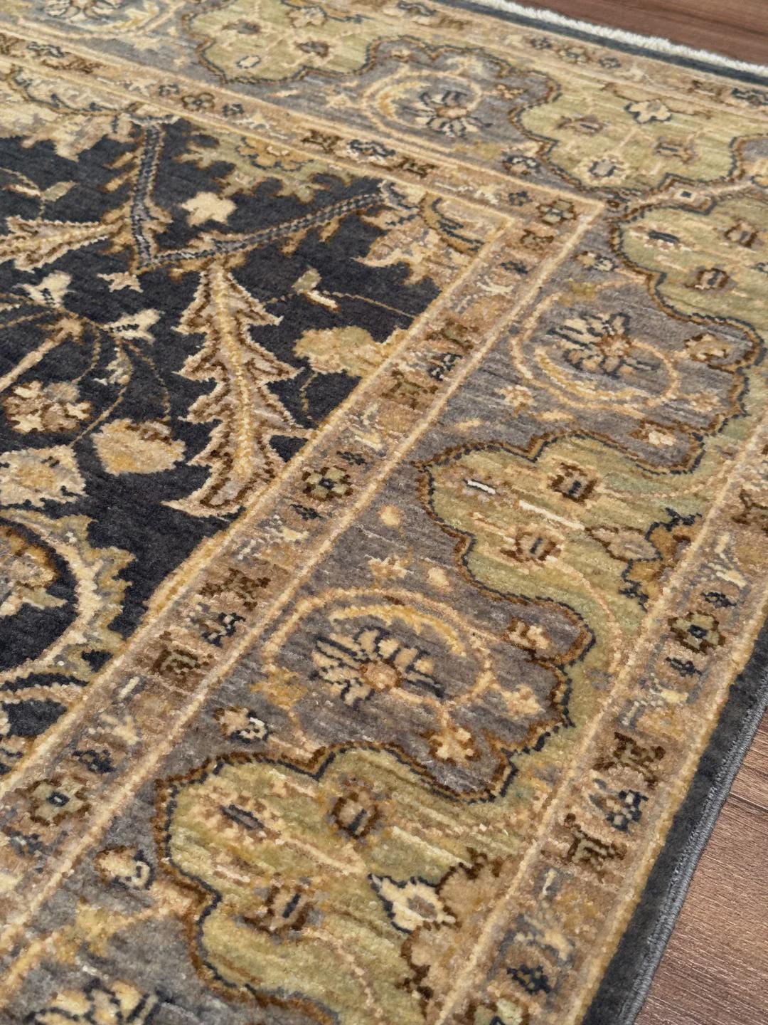 Handmade Turkish Uşak Rug: Vintage Wool Oriental Carpet, 5x6.5 ft