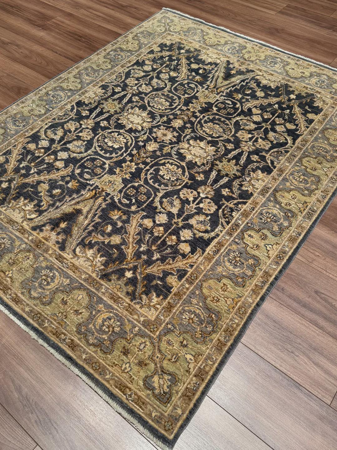 Handmade Turkish Uşak Rug: Vintage Wool Oriental Carpet, 5x6.5 ft